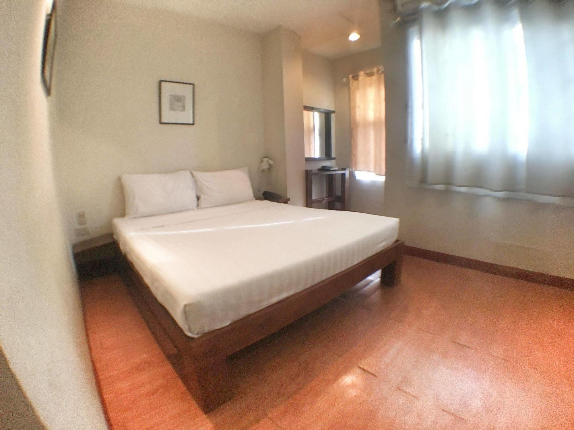 โอโลคอส โรสเวล โฮเต็ลแอนด์เรสเทอรองค์ Hotel Ilocos ภายนอก รูปภาพ